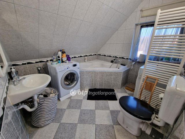 Eladó családi ház, Szirmabesenyőn 109 M Ft, 5+2 szobás