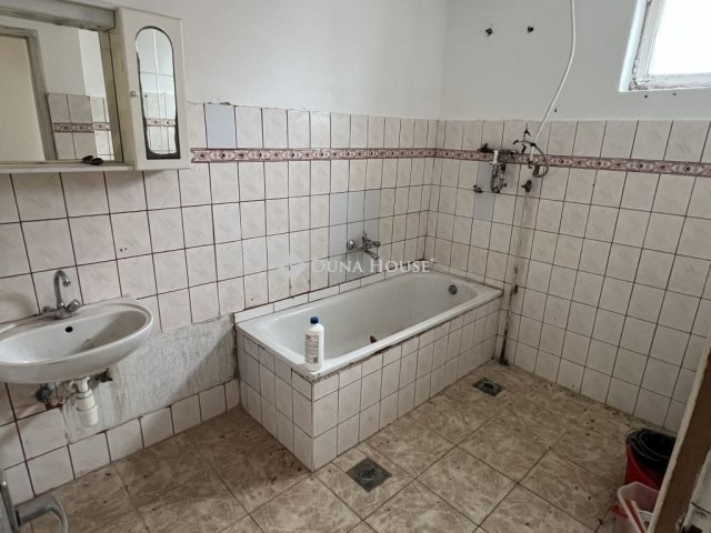 Eladó családi ház, Sárbogárdon 43.9 M Ft, 7 szobás