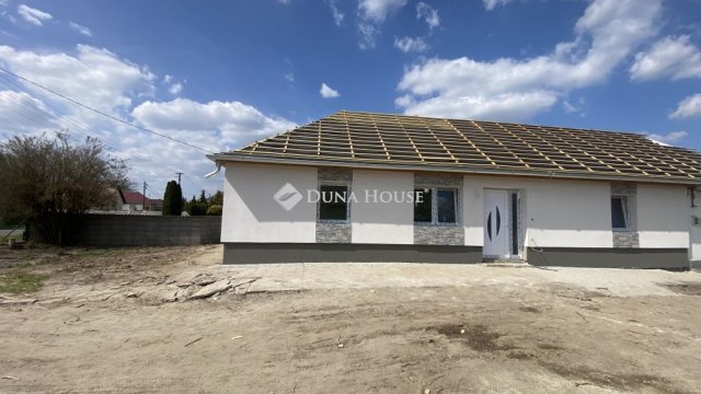 Eladó ikerház, Tápióbicskén 49.5 M Ft, 4 szobás