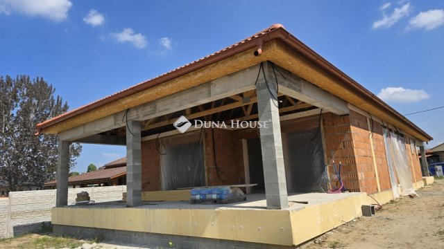 Eladó családi ház, Baján 100 M Ft, 4 szobás