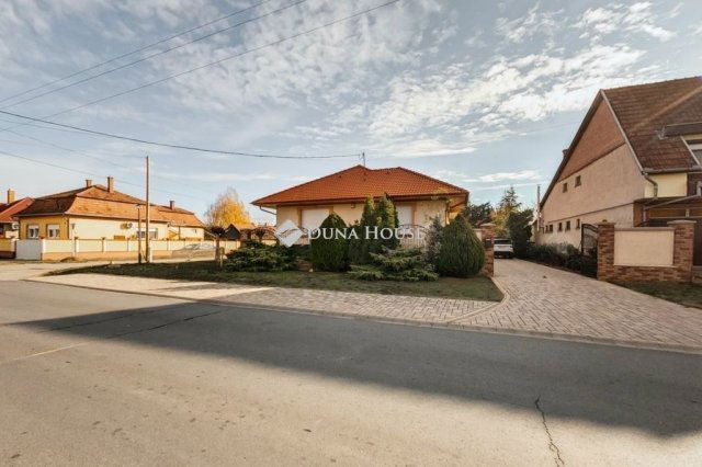 Eladó családi ház, Kiskőrösön 150 M Ft, 6 szobás