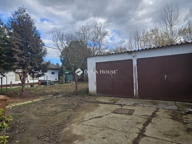 Eladó családi ház, Pécsett 85 M Ft, 7 szobás