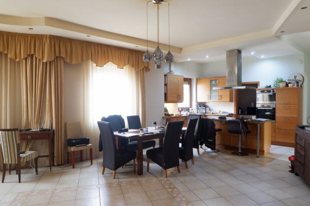 Eladó családi ház, Szegeden 299 M Ft, 8 szobás