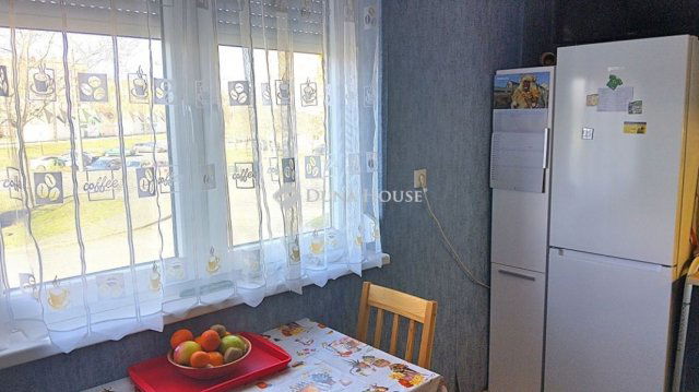 Eladó panellakás, Dorogon 55.9 M Ft, 3 szobás