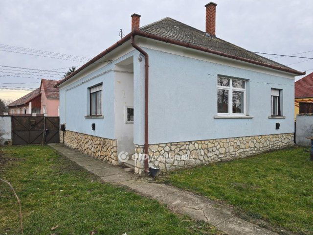 Eladó családi ház, Pápán 49.9 M Ft, 3 szobás
