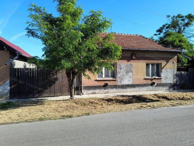 Eladó családi ház, Törökszentmiklóson 13.5 M Ft, 2 szobás