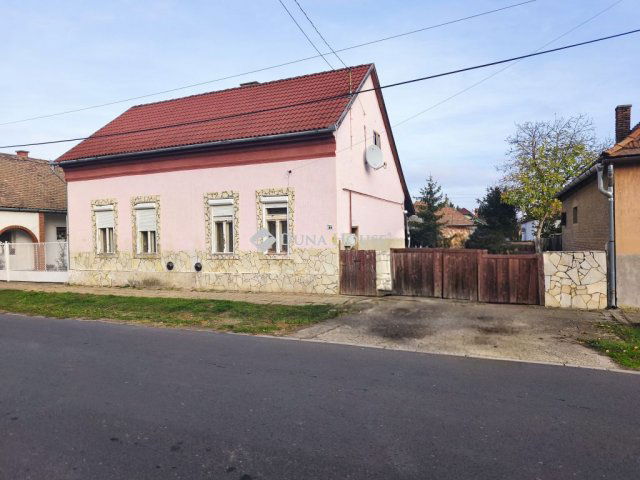 Eladó családi ház, Dombóváron 23.9 M Ft, 3 szobás