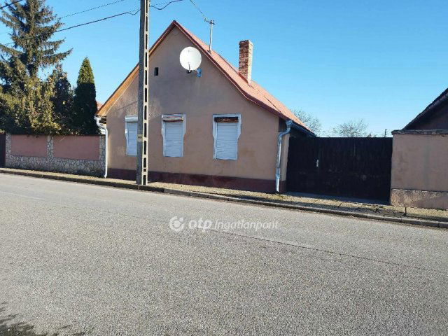 Eladó családi ház, Decsen 13.9 M Ft, 2+1 szobás