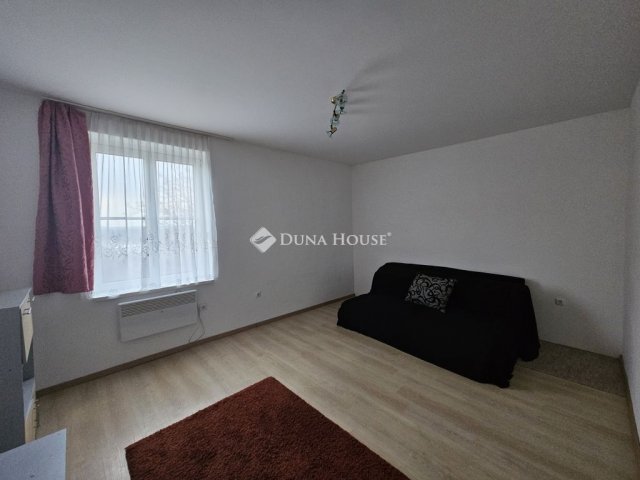 Eladó téglalakás, Lábatlanon 25.5 M Ft, 1 szobás