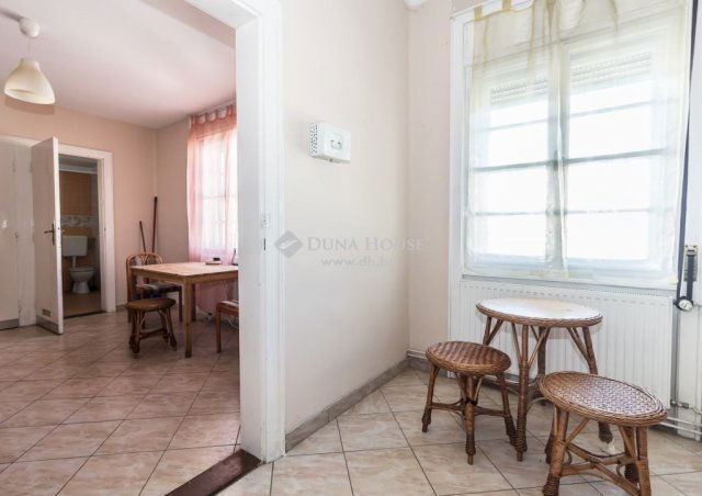 Eladó családi ház, Szombathelyen 95 M Ft, 9 szobás