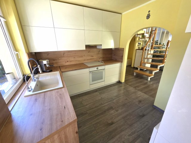 Eladó családi ház, Székesfehérvárott 173.9 M Ft, 8 szobás