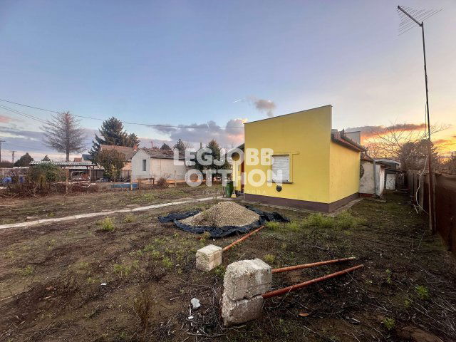 Eladó családi ház, Cegléden 20 M Ft, 1 szobás