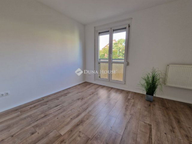 Eladó panellakás, Pécsett, Stadion utcában 55.9 M Ft, 2 szobás