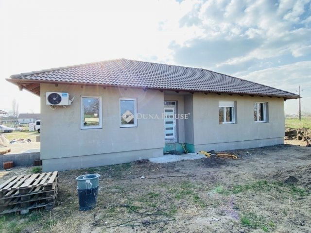 Eladó családi ház, Gombán 99 M Ft, 5 szobás