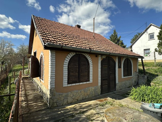 Eladó nyaraló, Komlón 8.5 M Ft, 1 szobás / költözzbe.hu