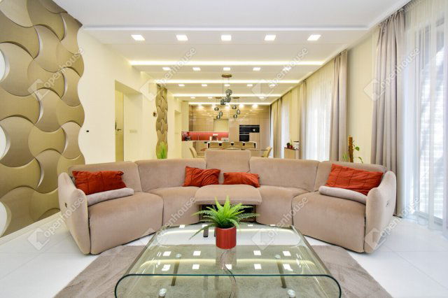 Eladó téglalakás, Szegeden 590 M Ft, 5 szobás