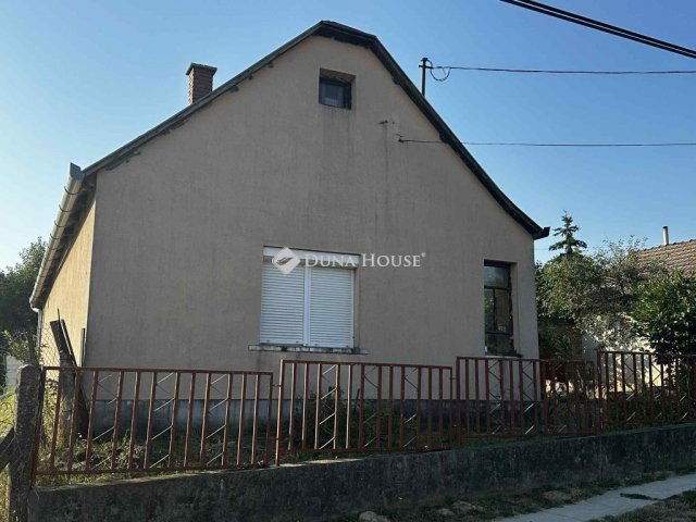 Eladó családi ház, Nagykónyin 10.99 M Ft, 2 szobás