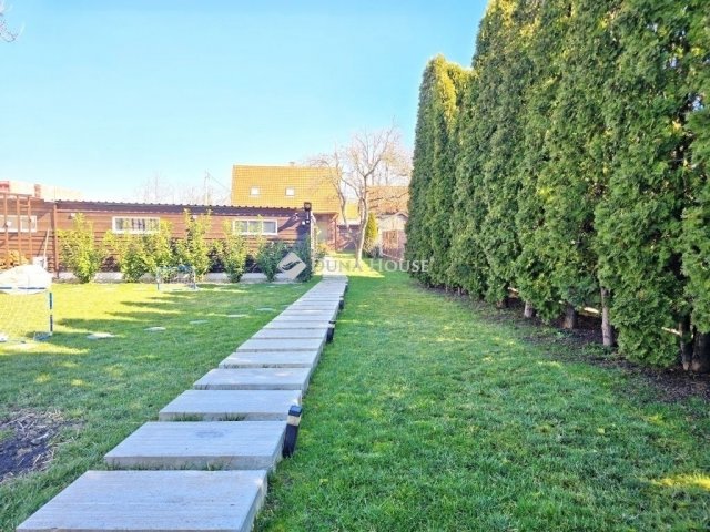 Eladó családi ház, Pécsett 129.9 M Ft, 6 szobás