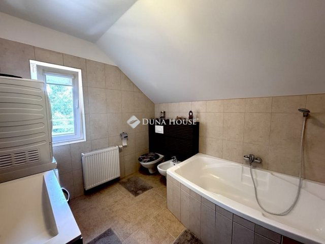 Eladó családi ház, Pécsett 139.99 M Ft, 5 szobás