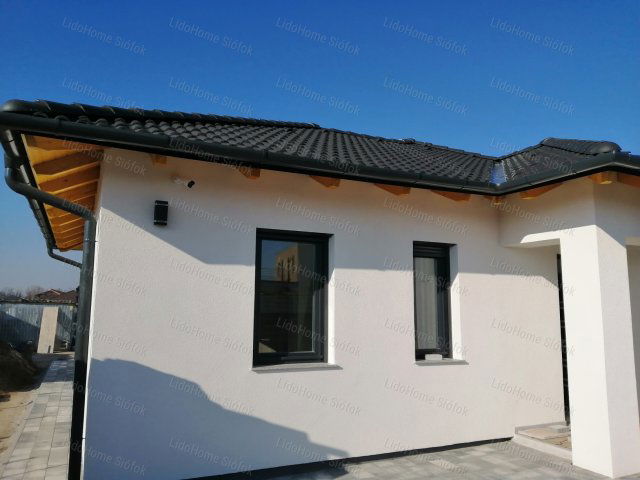 Eladó családi ház, Siófokon 179.9 M Ft, 13 szobás