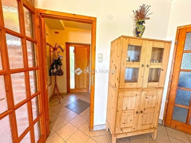 Eladó családi ház, Szentendrén 200.8 M Ft, 6 szobás