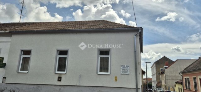 Eladó családi ház, Pécsett 75 M Ft, 3 szobás