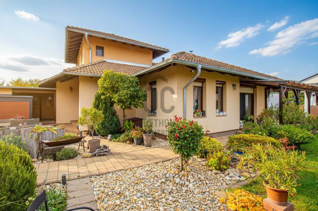 Eladó családi ház, Harkán 159 M Ft, 5 szobás