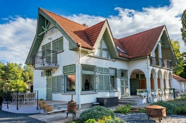 Eladó családi ház, Szigligeten 429 M Ft, 9 szobás