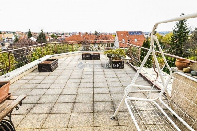 Eladó családi ház, Pécsett 170 M Ft, 1 szobás