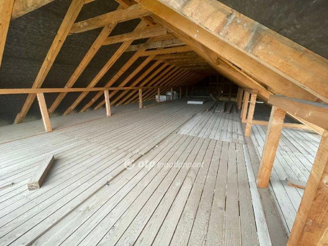 Eladó családi ház, Látrányon 62.8 M Ft, 9 szobás