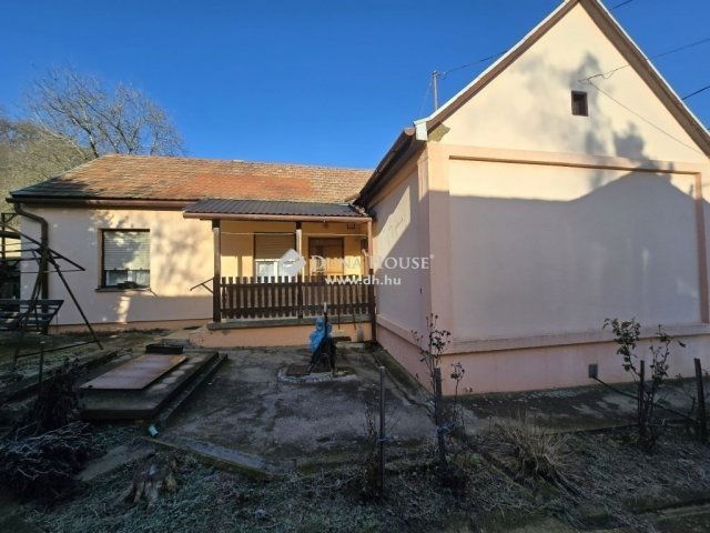 Eladó családi ház, Pécsett 32.9 M Ft, 3 szobás