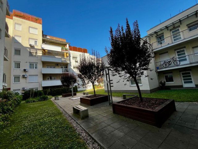 Eladó téglalakás, Budapesten, VI. kerületben 75.9 M Ft, 2 szobás