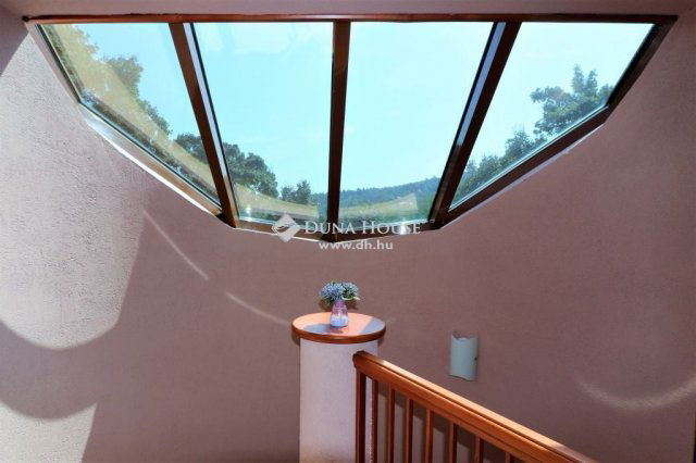 Eladó családi ház, Leányfaluban 250 M Ft, 5 szobás