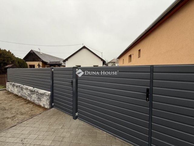 Eladó családi ház, Nyergesújfaluban 79.9 M Ft, 4 szobás