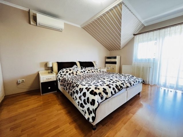 Eladó családi ház, Mendén 139 M Ft, 6 szobás