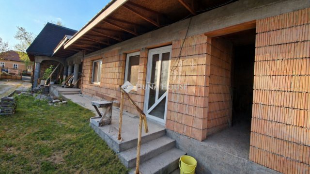 Eladó családi ház, Dunaharasztin 130 M Ft, 4 szobás