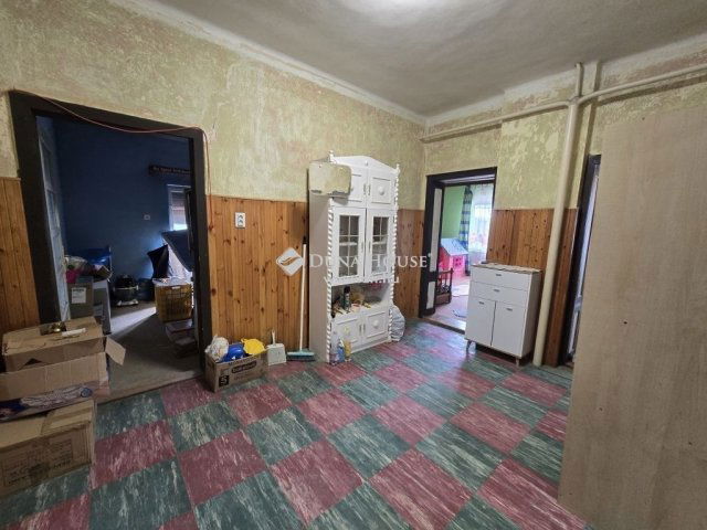 Eladó családi ház, Komlón 29.9 M Ft, 3 szobás