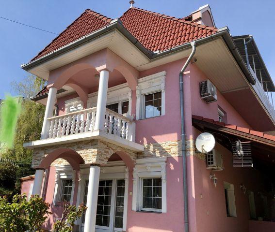 Eladó családi ház, Hévízen 225 M Ft, 11+1 szobás