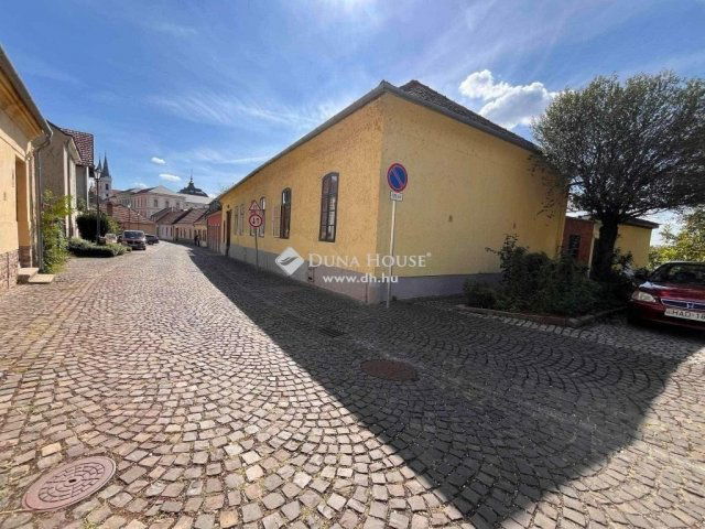 Eladó családi ház, Esztergomban 198.499 M Ft, 8 szobás