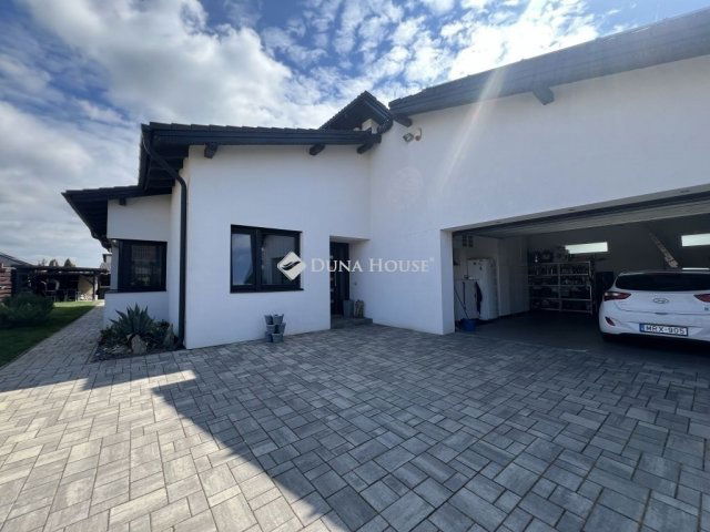 Eladó családi ház, Szegeden 280 M Ft, 4+1 szobás