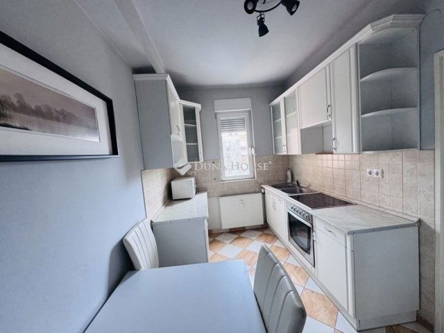 Eladó téglalakás, Pécsett 49.99 M Ft, 2 szobás