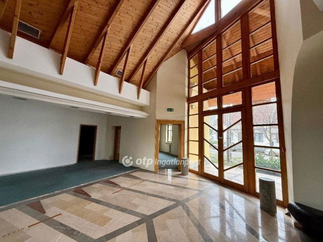 Eladó családi ház, Villányban 135 M Ft, 9 szobás