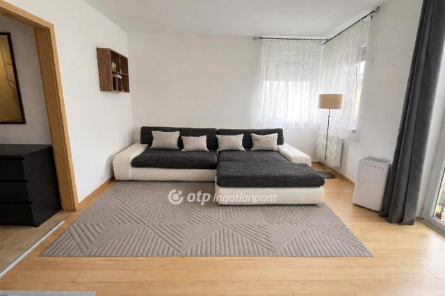 Eladó téglalakás, Győrött 66.999 M Ft, 2 szobás