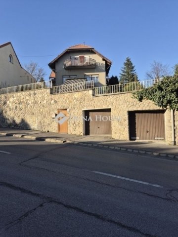 Eladó családi ház, Pécsett 179 M Ft, 8 szobás
