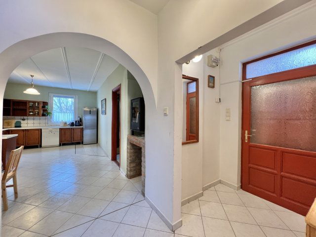 Eladó családi ház, Jután 66.8 M Ft, 5 szobás