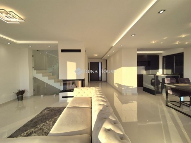 Eladó családi ház, Szentendrén 299.9 M Ft, 5 szobás