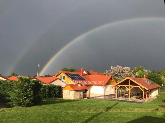 Eladó családi ház, Úrhidán 239 M Ft, 6+7 szobás