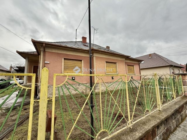 Eladó családi ház, Pécsett 59.9 M Ft, 5 szobás