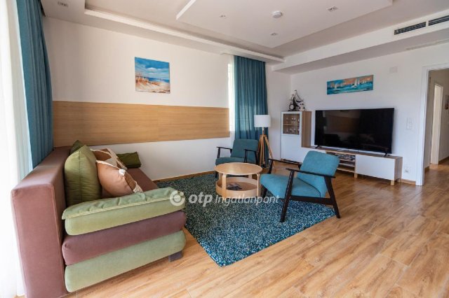 Eladó téglalakás, Balatonkenesén 135 M Ft, 3 szobás