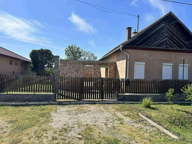 Eladó családi ház, Újszászon 19.9 M Ft, 2 szobás